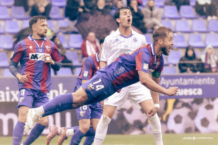 Jorge Pulido se deja el alma por el Huesca en la lucha por la permanencia.