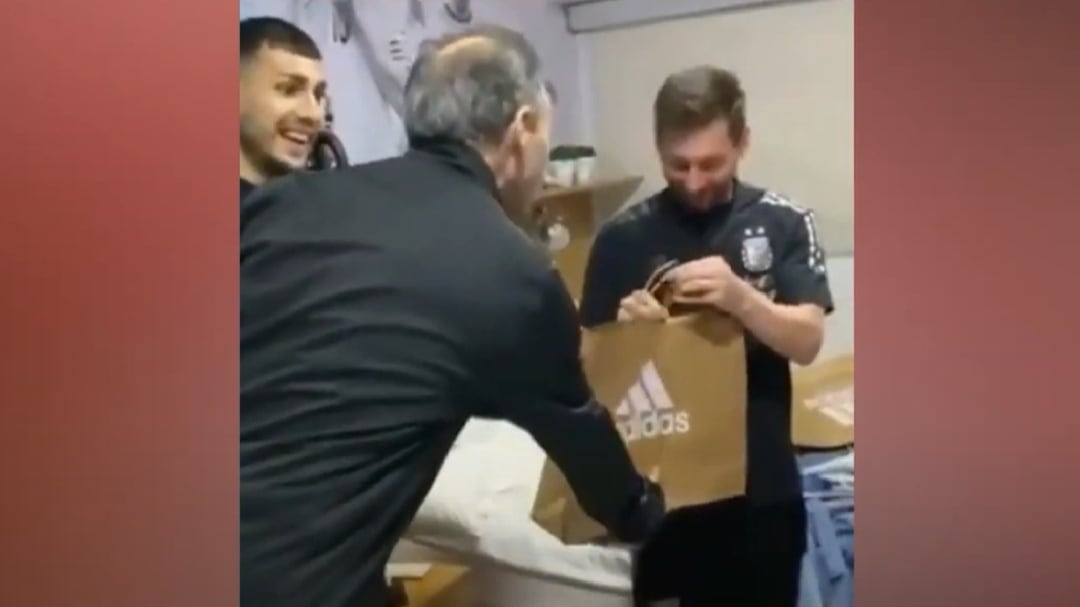 Messi recibiendo varios regalos por su cumpleaños