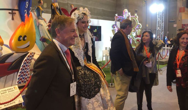 El delegado del Gobierno, Juan Carlos Moragues, (i), en su visita al stand de Alicante en la inauguración de FITUR.