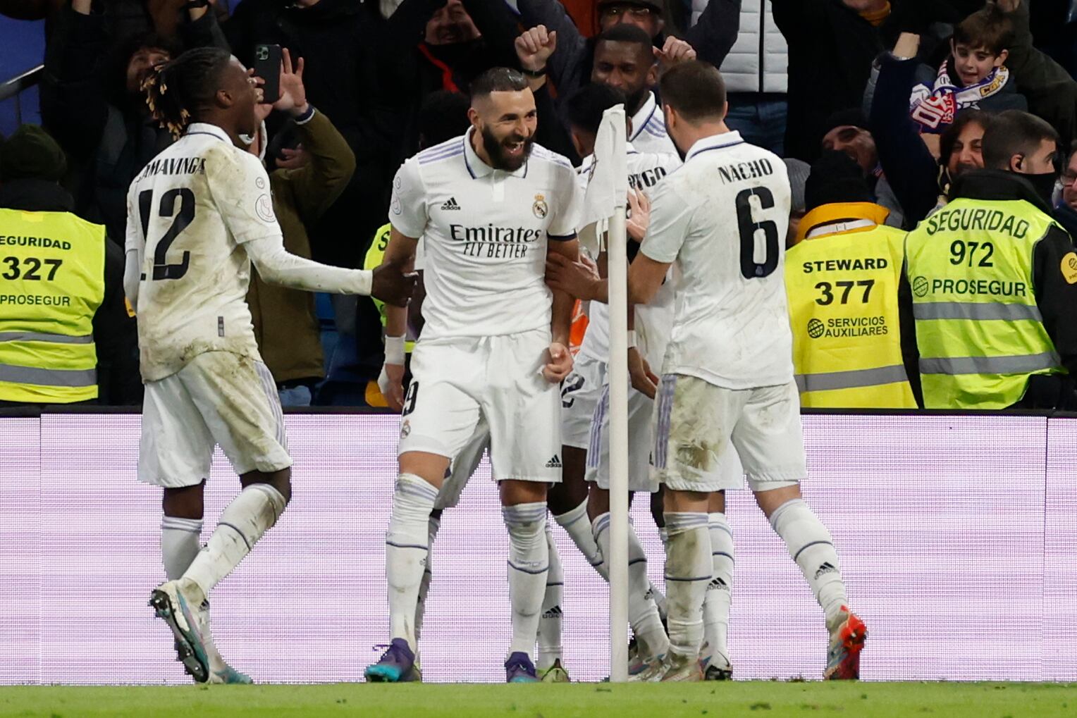 Los jugadores del Real Madrid celebran un gol en el estadio Santiago Bernabéu.