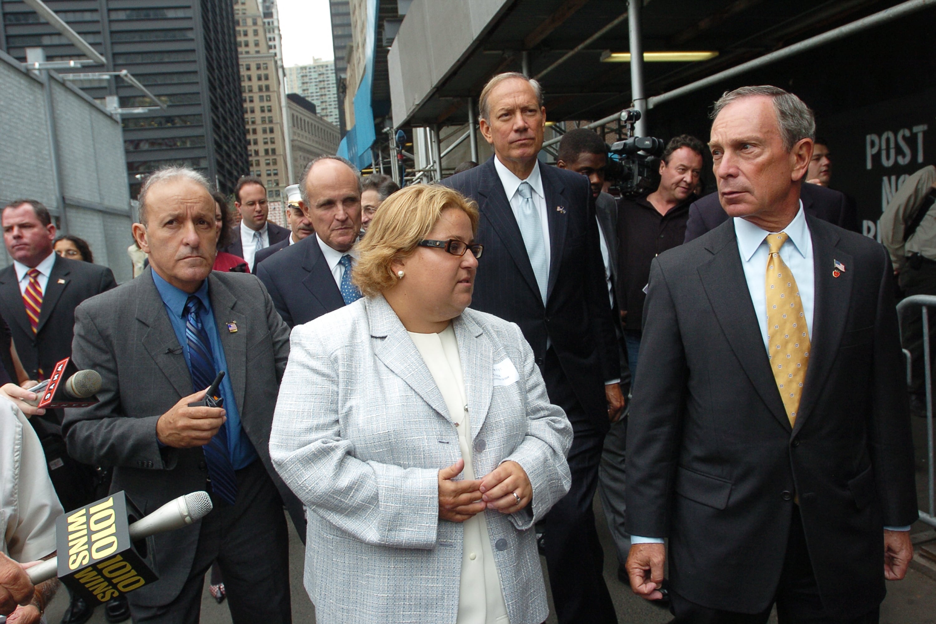 Lee Ielpi y Tania Head junto al exalcalde de Nueva York Rudy Giuliani en el primer tour por la zona cero de los atentados del 11-S.