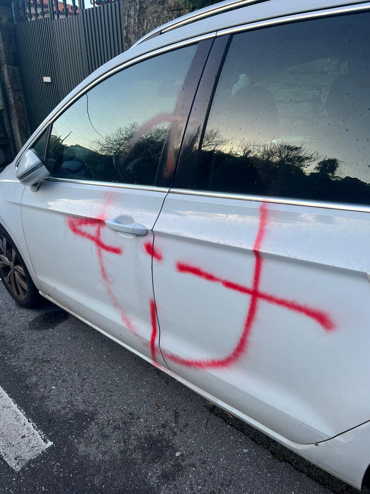 Pintada en el coche de la alcaldesa pedánea de Bembrive