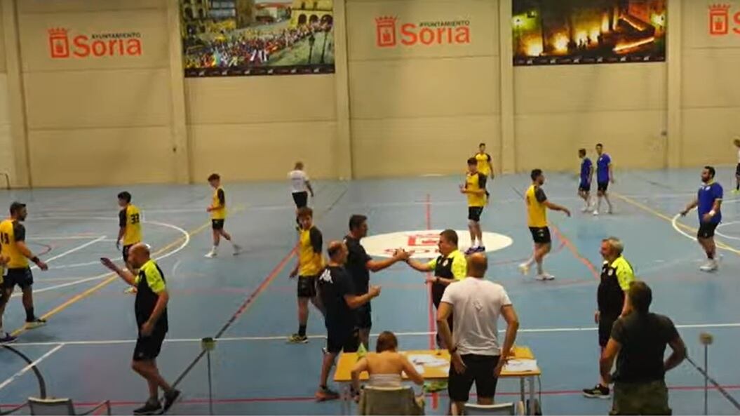 Al término del encuentro, técnicos y jugadores se saludaron amistosamente sobre la cancha