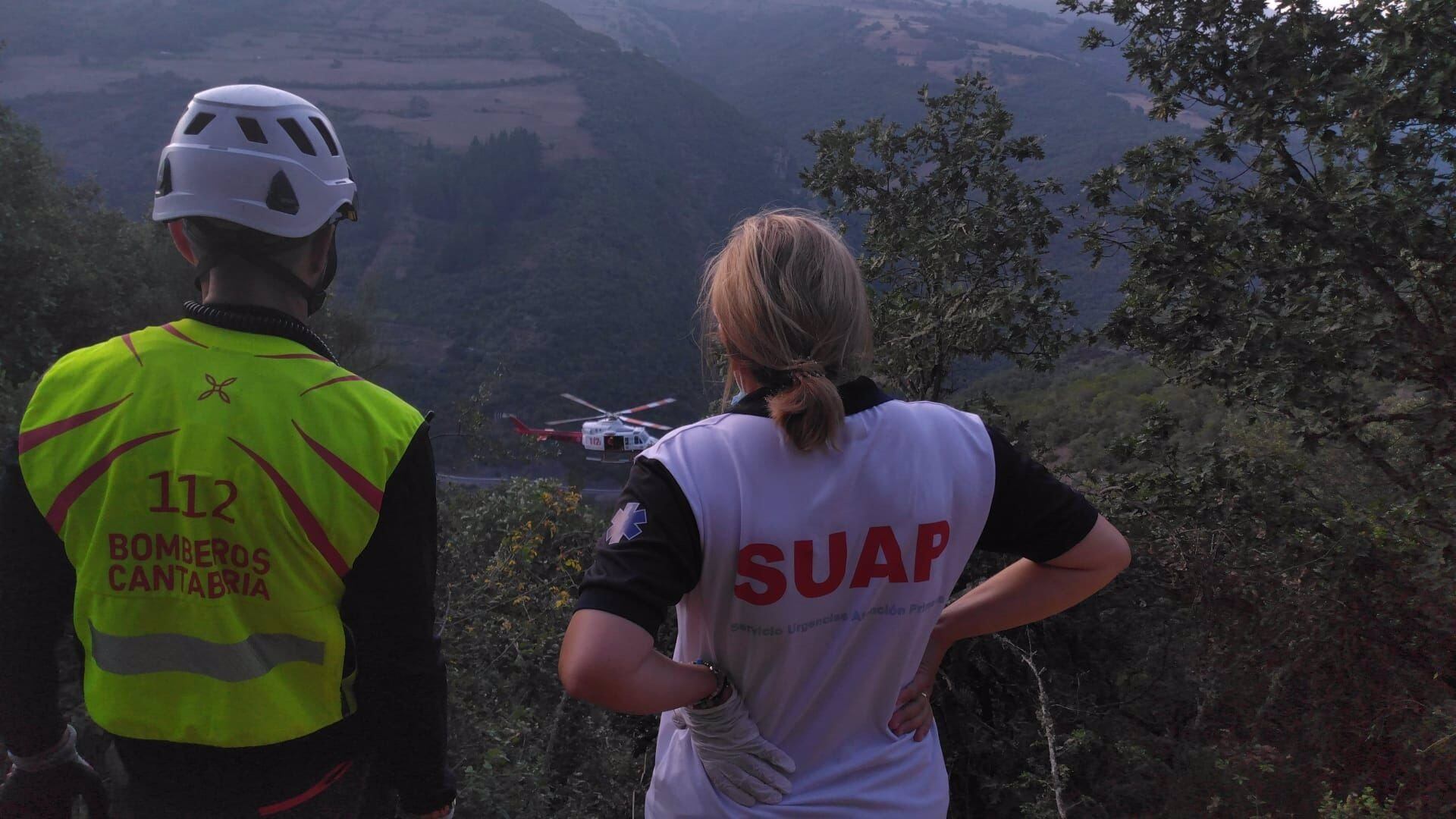 Efectivos de emergencias en la pista forestal de Vega de Liébana (Cantabria)