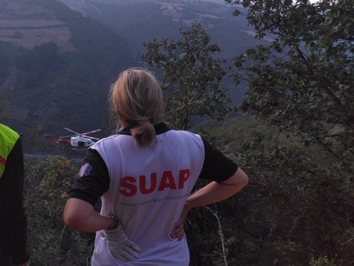 Fallece un hombre tras caer en tractor por un terraplén en Vega de Liébana