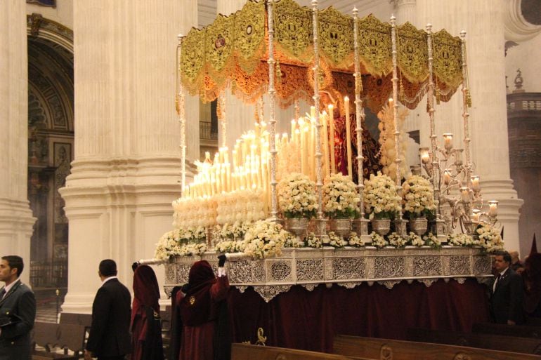 El paso de palio de la Virgen de la Misericordia haciendo estación de penitencia en el interior de la Catedral