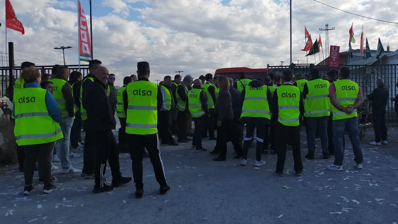 Trabajadores de Transportes Rober (ALSA) este lunes, 25 de mayo, durante el paro parcial de 6 a 9 de la mañana en las cocheras de la empresa