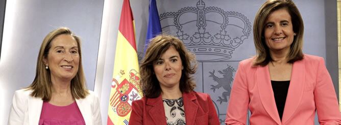 La ministra de Fomento, Ana Pastor; la vicepresidenta del Gobierno, Soraya Sáenz de Santamaría, y la ministra de Empleo, Fátima Báñez, al inicio de la rueda de prensa tras el Consejo de Ministros en el que el Gobierno