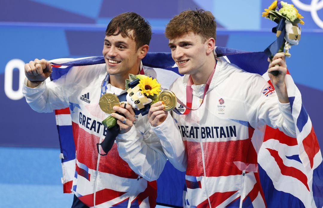 Tom Delay y Matty Lee tras su oro en el trampolín de 10 metros sincronizado de los Juegos Olímpicos de Tokio 2020.