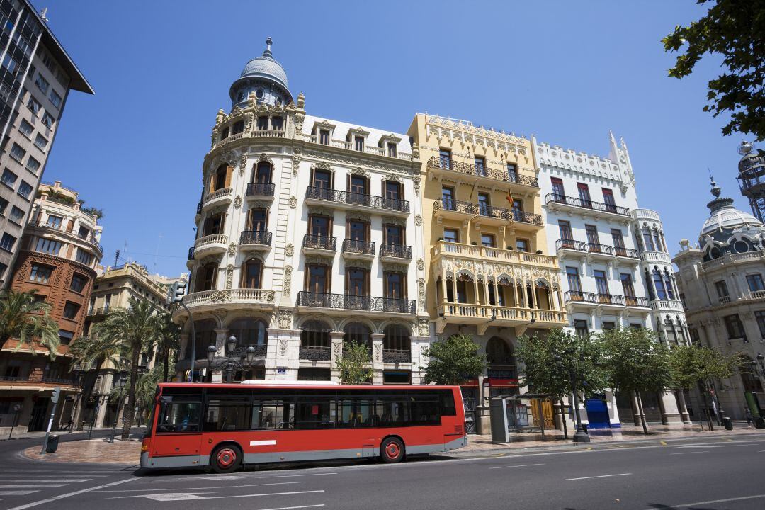 Un autobús de la EMT pasa por la Plaza del Ayuntamiento de València.