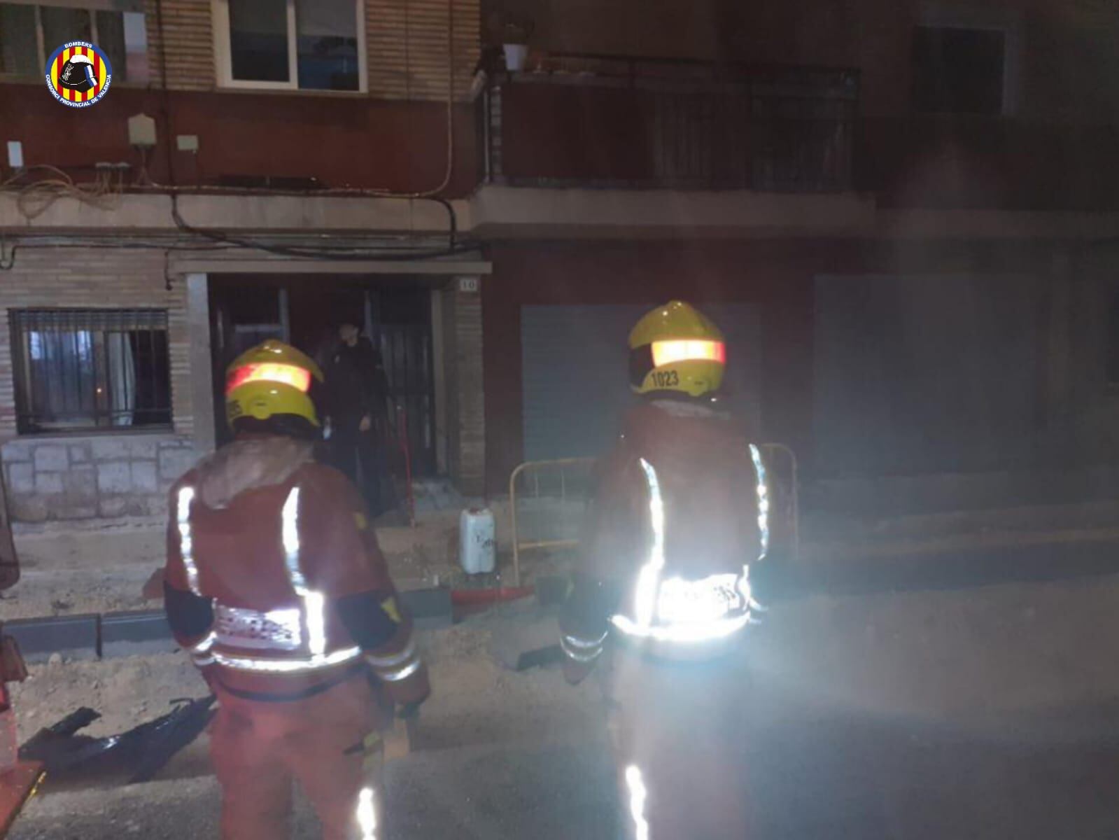 Bomberos del Consorcio Provincial de València tras sofocar el incendio en una vivienda de Gandía, en el que ha fallecido una menor