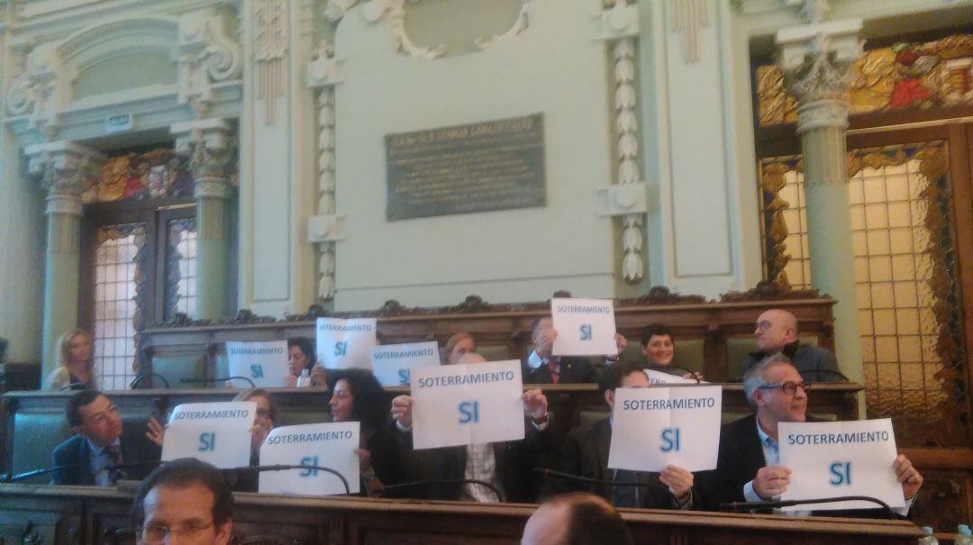 Los concejales del PP muestran los carteles en el pleno del 7 de febrero de 2017