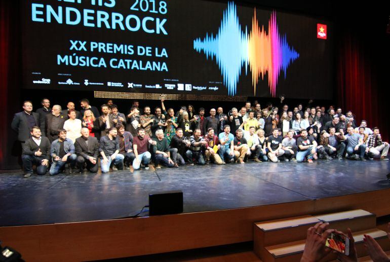 Foto de família dels guardonats en els premis Enderrock 2018.