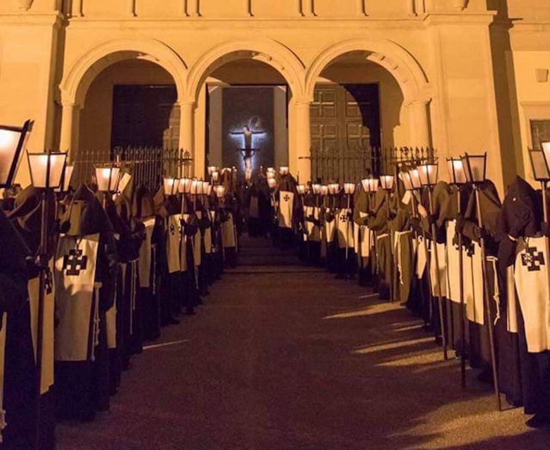 Salida de la Cofradía Penitencial del Cristo de la Noche Oscura desde la iglesia de SAFA el Martes Santo de 2018