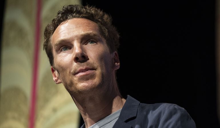 Benedict Cumberbatch salvó al empleado del ataque de un grupo de personas.