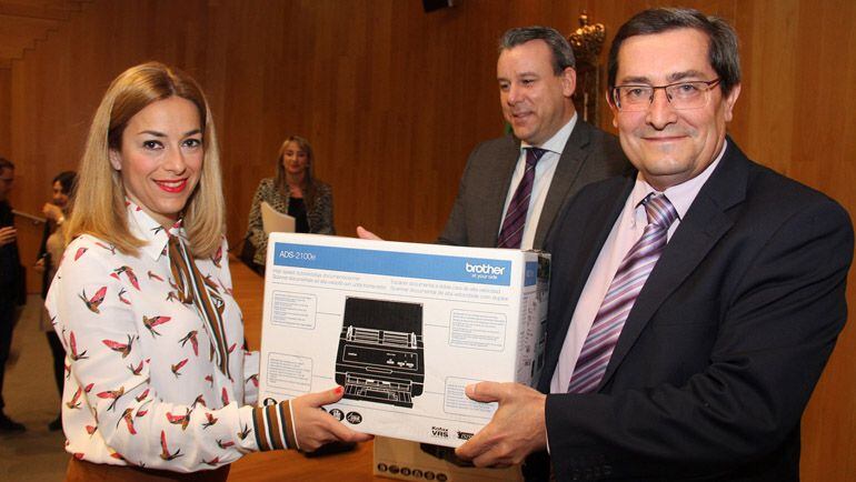 El presidente de la Diputación de Granada, José Entrena, entrega a una representante municipal de la provincia (en presencia del diputado Mariano Lorente) uno de los aparatos informáticos entregados a los ayuntamientos para favorecer la administración electrónica