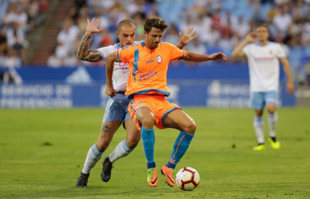 Pombo disputa un balón con un jugador del Rayo Majadahonda en el partido de la primera vuelta