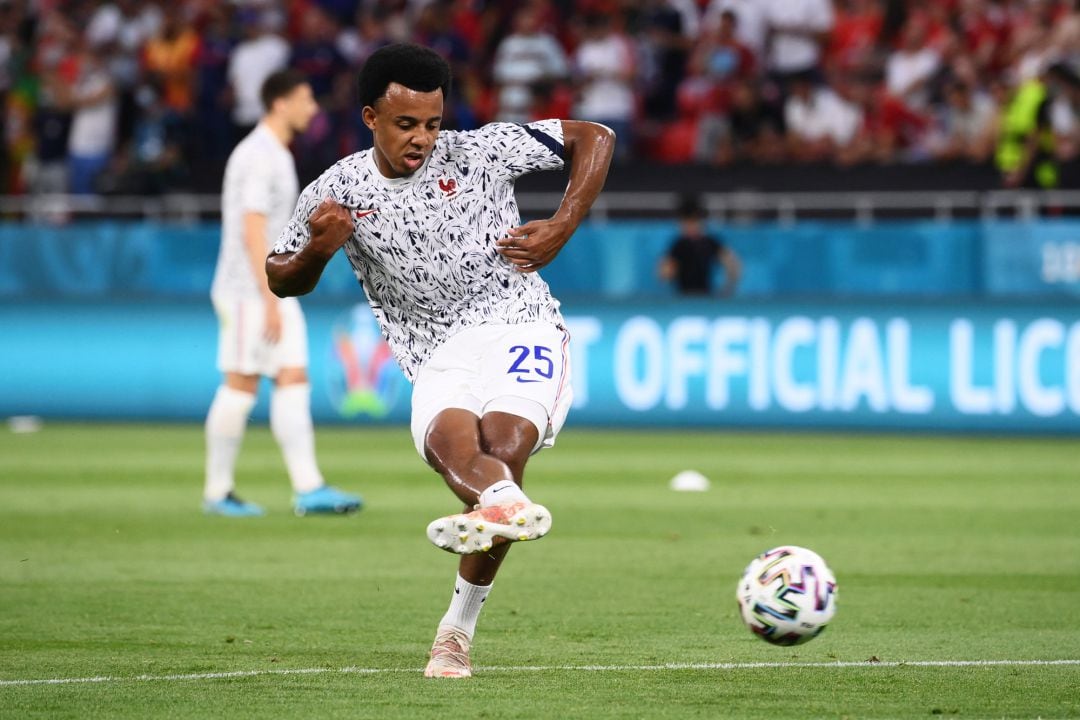 Jules Kounde, en el calentamiento encuentro de la selección francesa frente a Portugal.