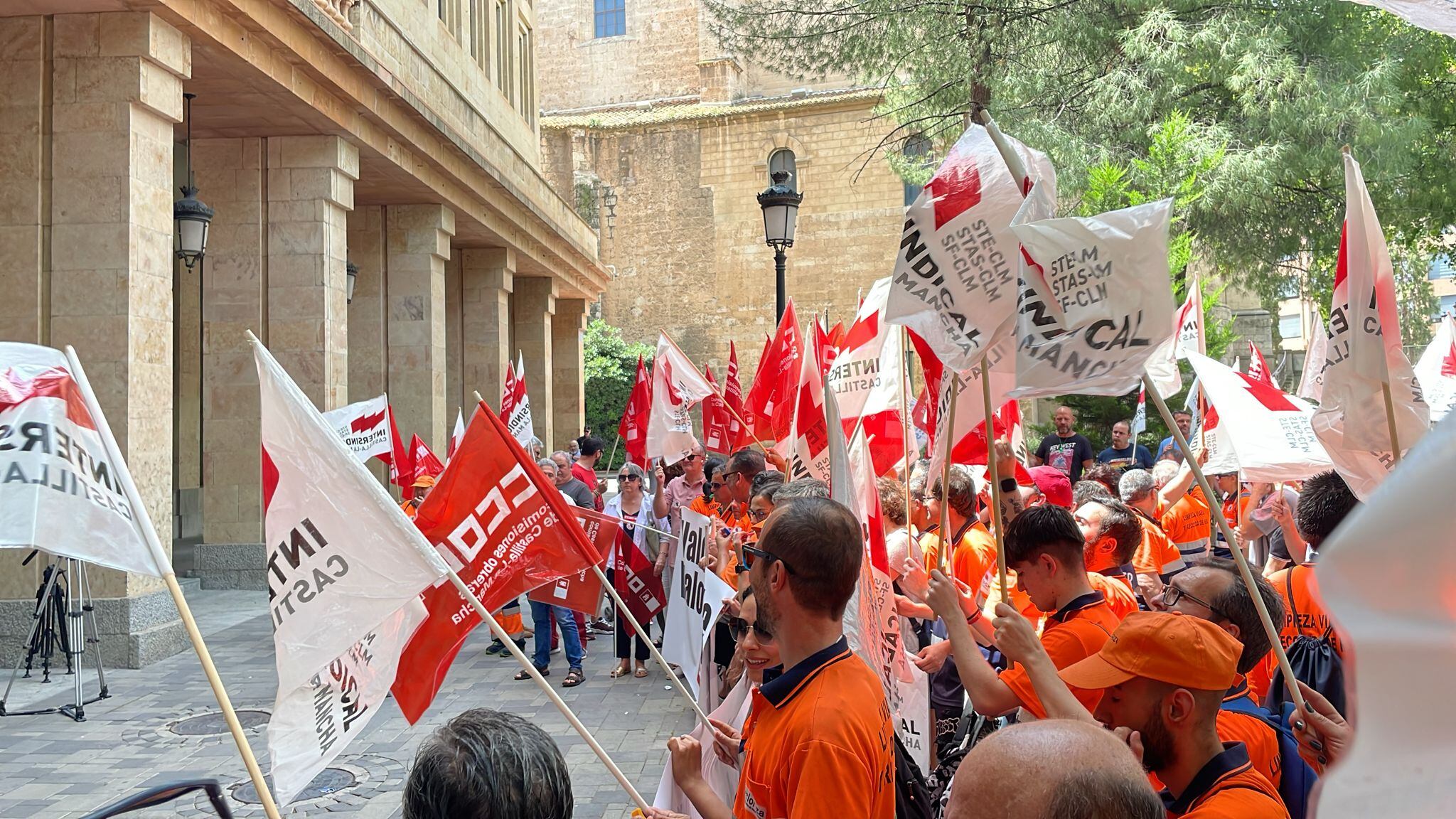 Manifestación de los trabajadores de Valoriza frente a la puerta del Ayuntamiento de Albacete.