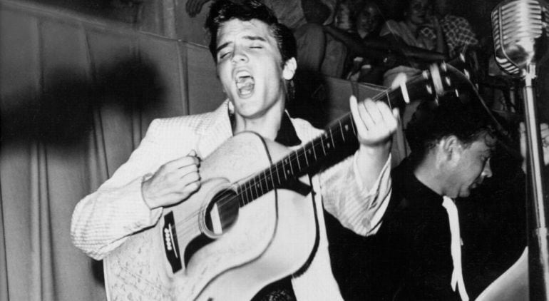 Elvis cantando durante una actuación en julio de 1955