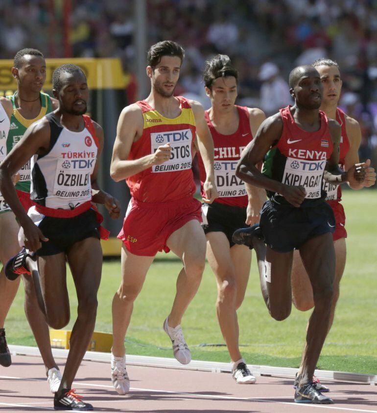 LVJ23. PEKÍN (CHINA), 27/08/2015.- El español David Bustos (c) compite en una serie de clasificación de 1500 metros masculinos hoy, jueves 27 de agosto de 2015, en los Mundiales de Atletismo Pekín 2015, que se celebran en el Estadio Nacional, conocido como Nido de Pájaro, en Pekín (China). EFE/Lavandeira jr