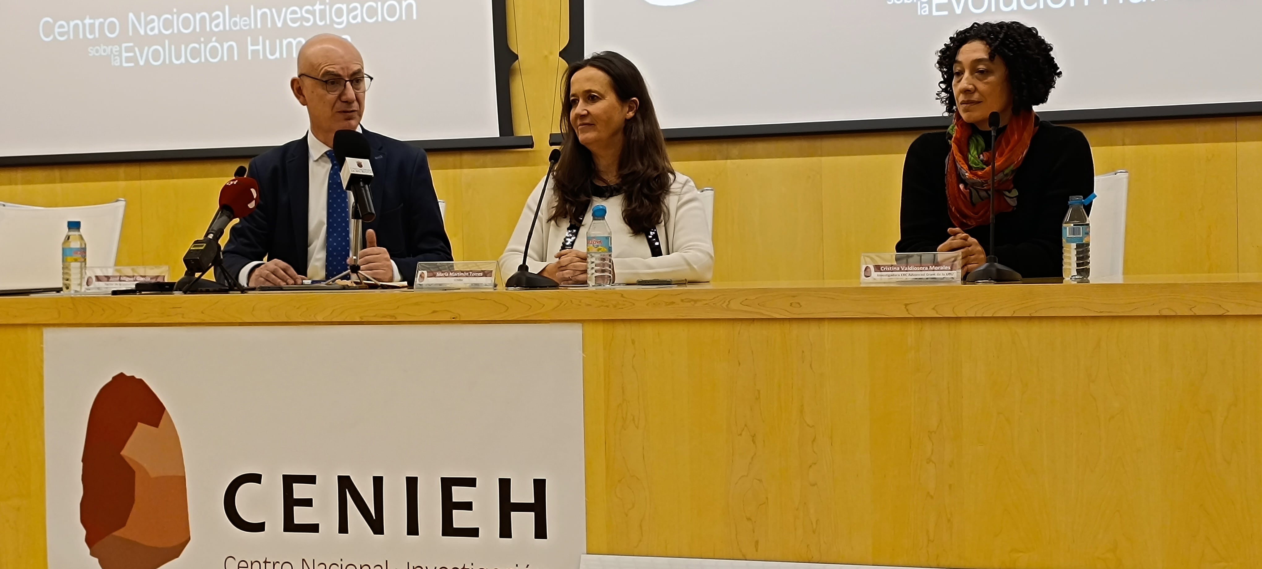 El rector de la UBU, José Miguel García, la directora del CENIEH, Maria Martinón (centro) y la investigadora Cristina Valdiosera