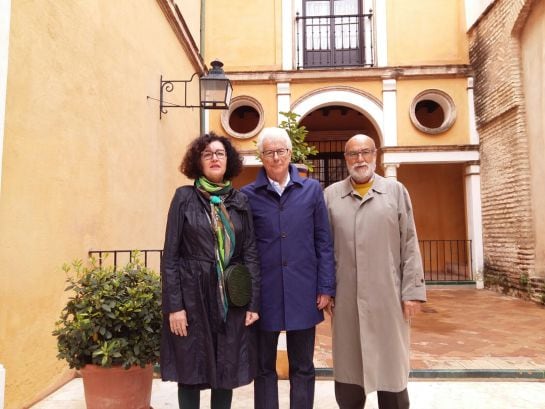 Ken Follet, con el alcaide y con la directora del Real Alcázar, Bernardo Bueno e Isabel Rodríguez, durante la visita a este monumento