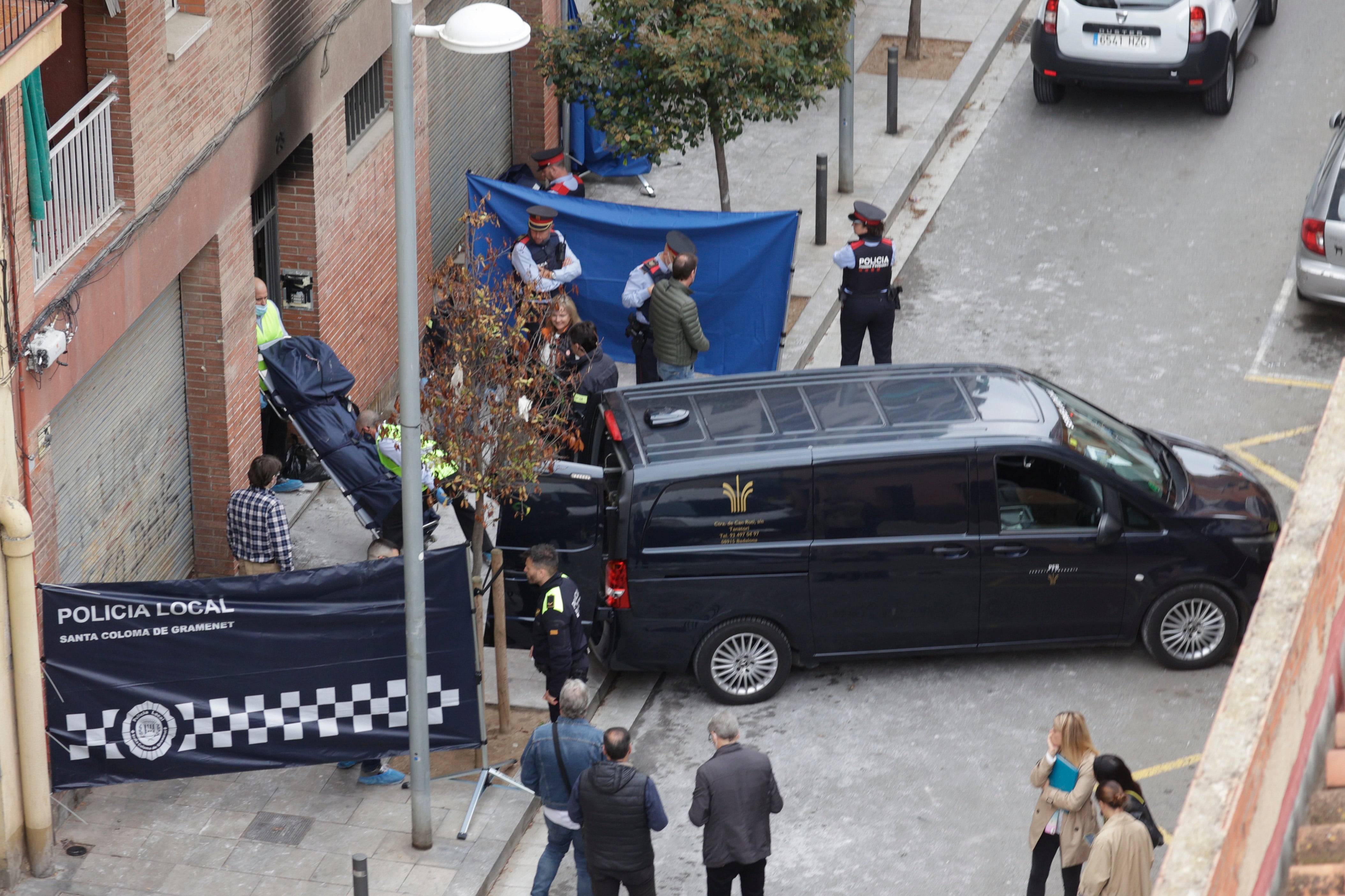 Los servicios funerarios retiran uno de los cuerpos de los fallecidos.