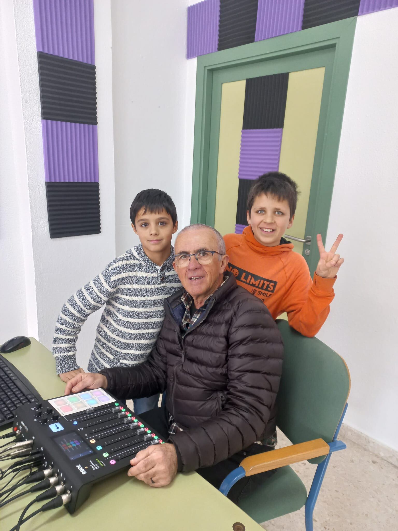 Juan Carlos Narváez junto a alumnos participantes del proyecto