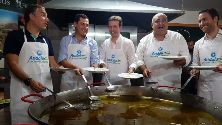 Casado, con dirigentes del PP-A, en el acto de Álora (Málaga). 
 