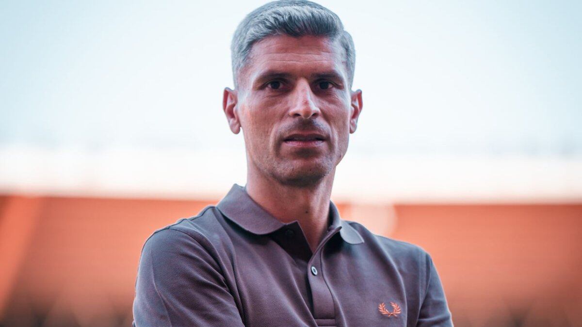 Salva Sevilla es una estrella del fútbol que ejerce de team manager del Almería.