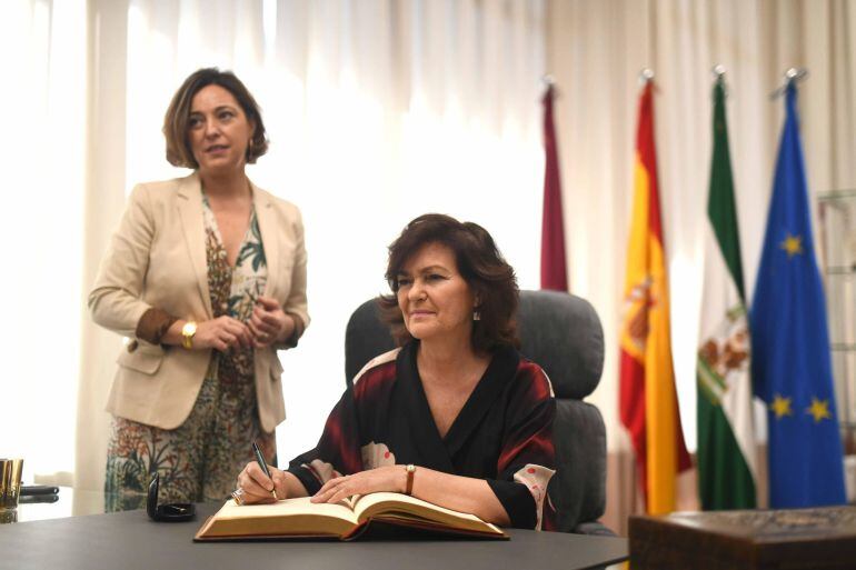 La vicepresidenta del Gobierno, ministra de la Presidencia, Relaciones con las Cortes e Igualdad, Carmen Calvo (d) junto a la alcaldesa de Córdoba, Isabel Ambrosio (i), durante su visita institucional a esta ciudad andaluza.