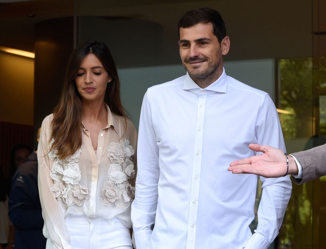 Casillas, el 6 de mayo de 2019, saliendo del hospital cinco días después de sufrir el infarto, junto a su mujer, Sara Carbonero