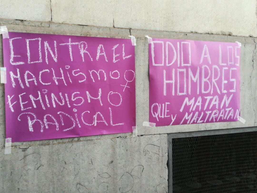 Carteles en la concentración machista. 