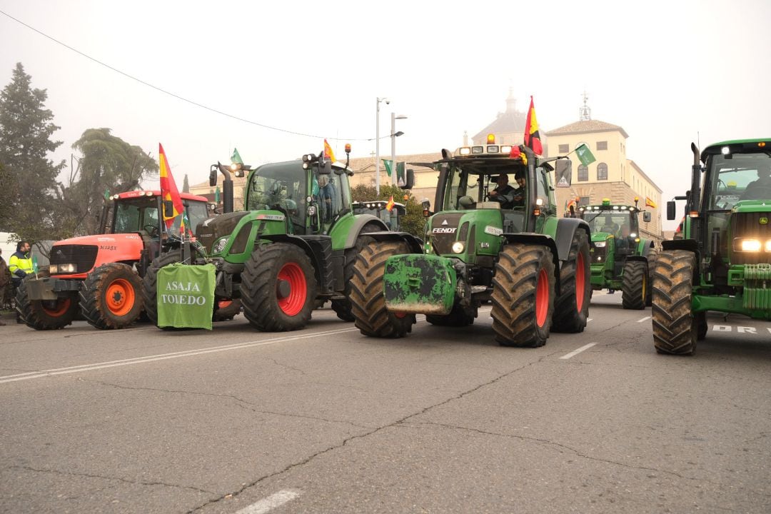 Una fila de tractores avanza por las calles de Toledo, durante una manifestación de agricultores y ganaderos