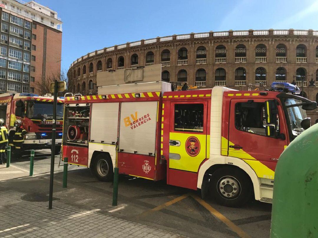 Vehículos de Bomberos en las inmediaciones de la estación de metro de Xàtiva por un arrollamiento