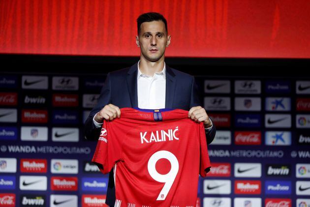 Kalinic, con la camiseta del Atlético