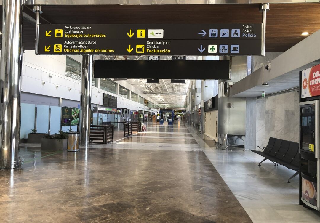 La terminal de salidas del aeropuerto de Tenerife Sur Reina Sofía se encuentra prácticamente vacía durante las semanas del confinamiento por el Covid19