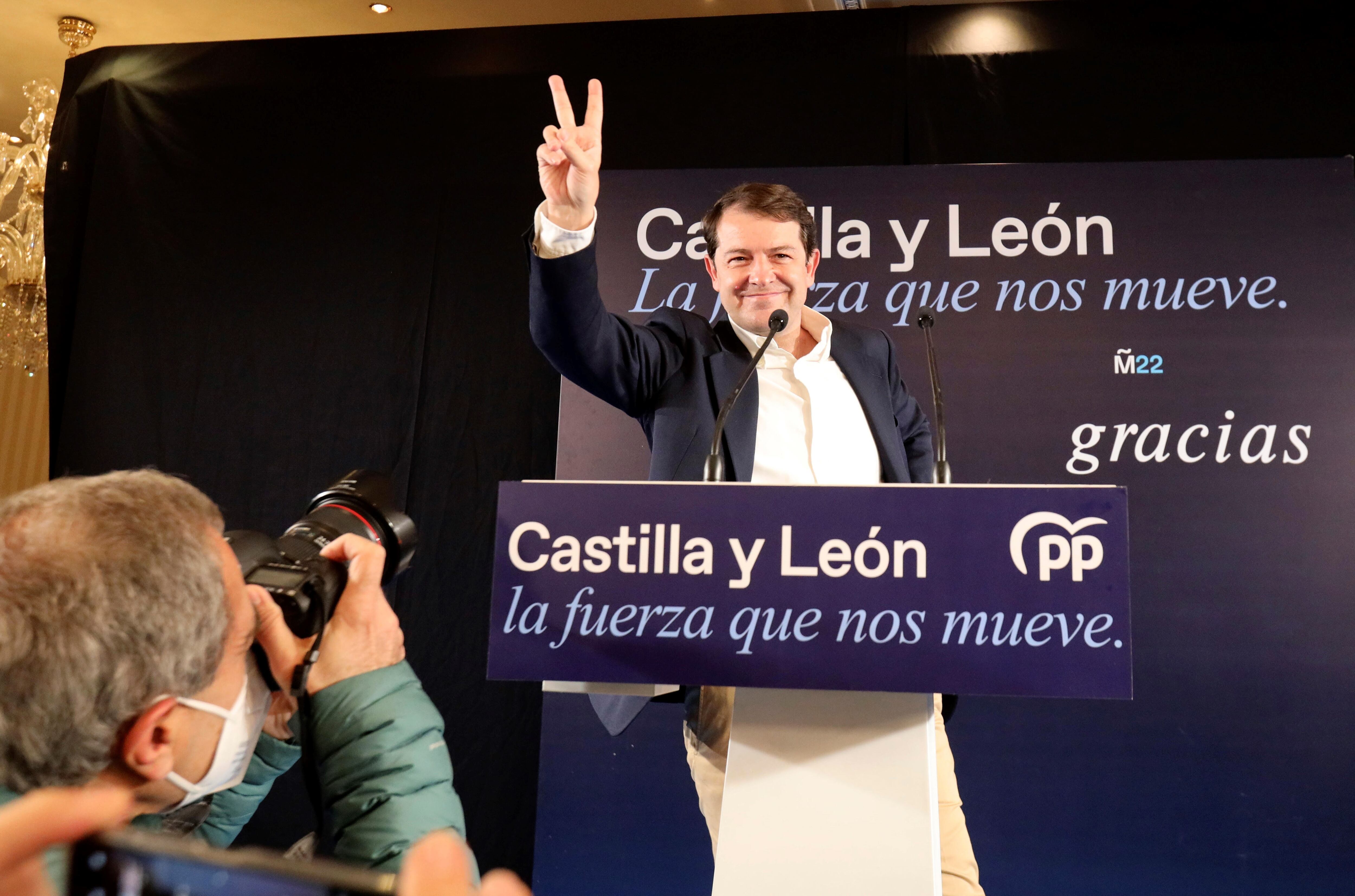 El presidente de la Junta de Castilla y León y candidato del PP a la reelección, Alfonso Fernández Mañueco, comparece ante los medios tras conocer los resultados electorales autonómicos, hoy domingo en Valladolid. El PP, con el escrutinio próximo al cien por cien, ha obtenido 31 escaños, dos más que en los comicios anteriores.