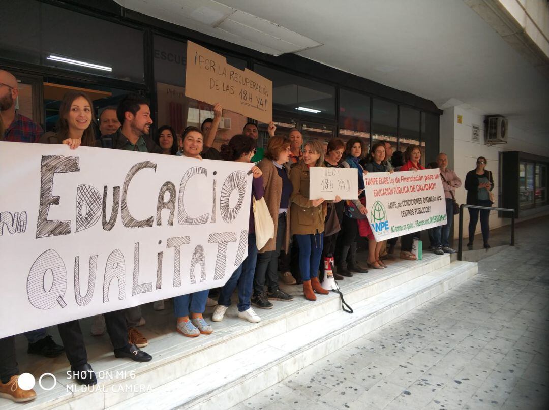 Protesta llevada a cabo antes de esta Semana Santa a las puertas de la Escuela Oficial de Idiomas de Alicante.