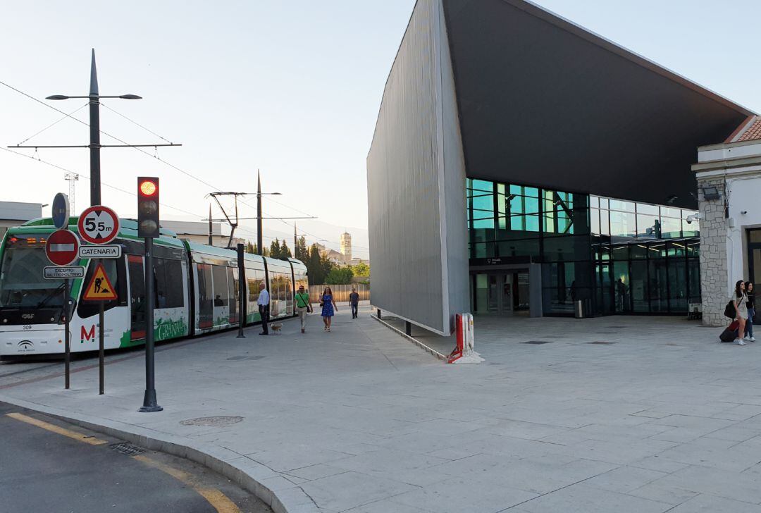 El metro de Granada a su paso por la estación de trenes