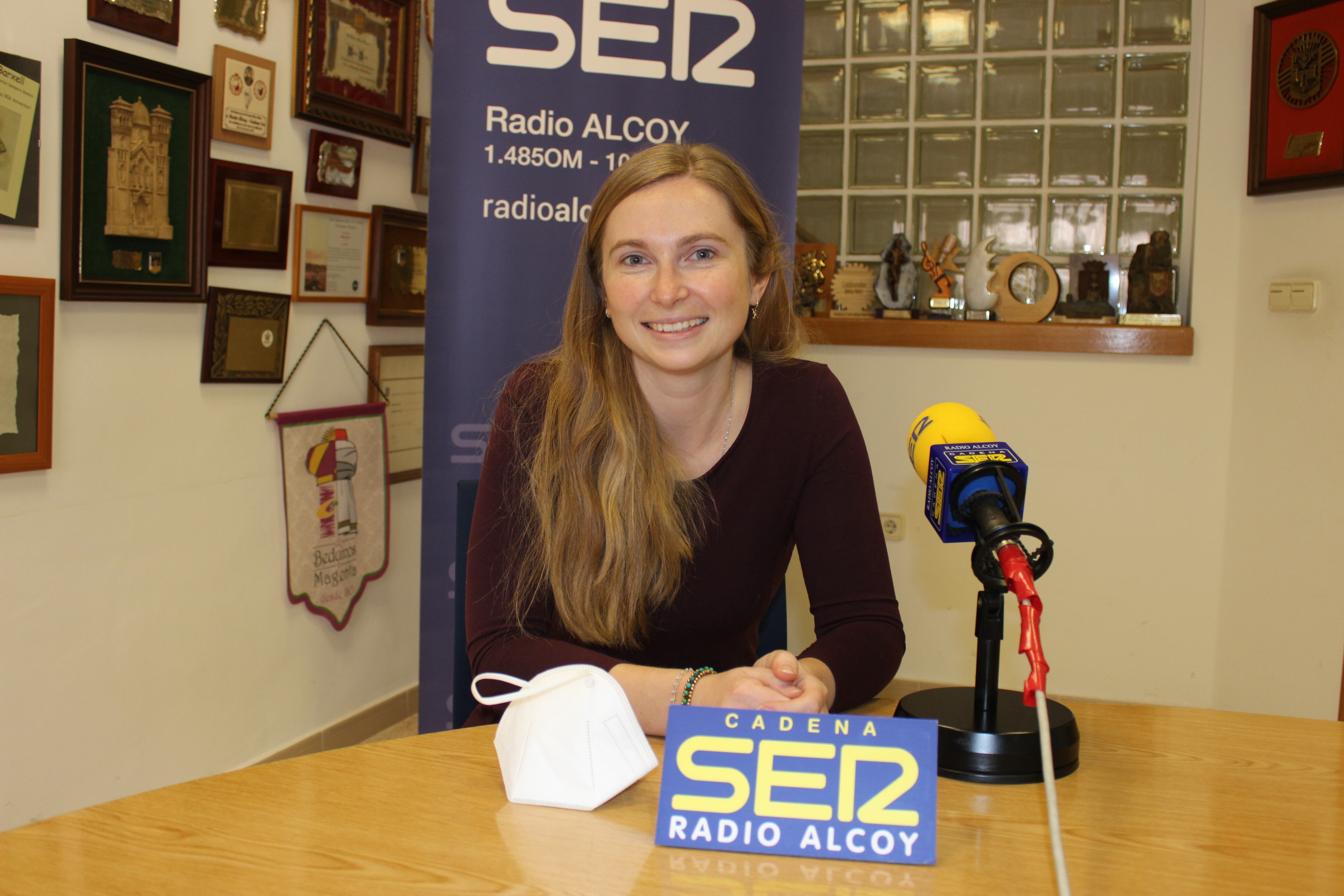 La doctora Maryana Bozhychko en el estudio central de Radio Alcoy