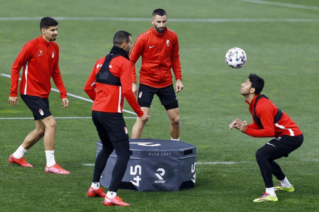 Entrenamiento de los jugadores del Granada CF ante el encuentro de vuelta de las semifinales de la Copa del Rey