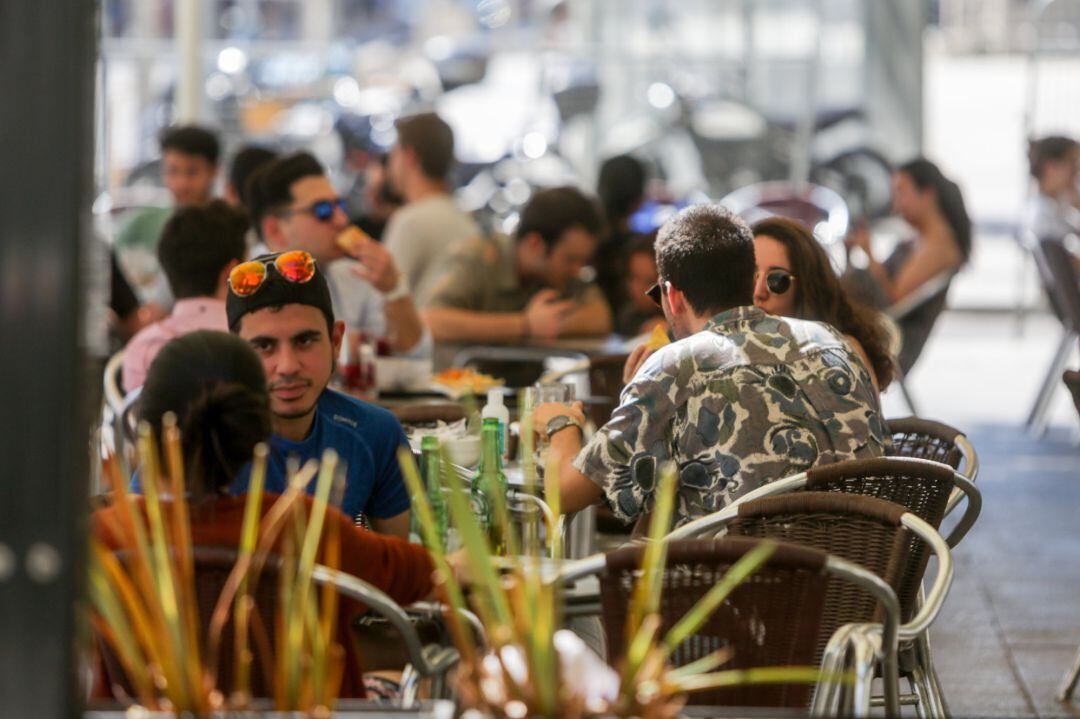 Varias personas en una terraza de un restaurante de Madrid (España), a 22 de junio de 2020