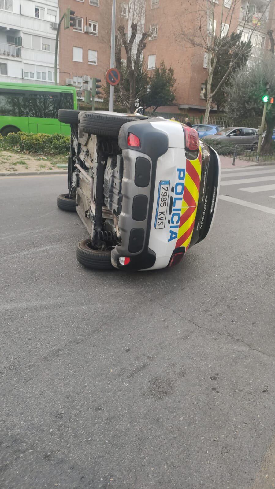 Vuelco de un vehículo de la Policía Municipal de Alcorcón en una detención por robo