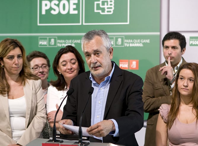 El secretario general del PSOE-A, José Antonio Griñán, acompañado por miembros del partido, durante la rueda de prensa que ha ofrecido esta noche en la sede regional del partido, en Sevilla.