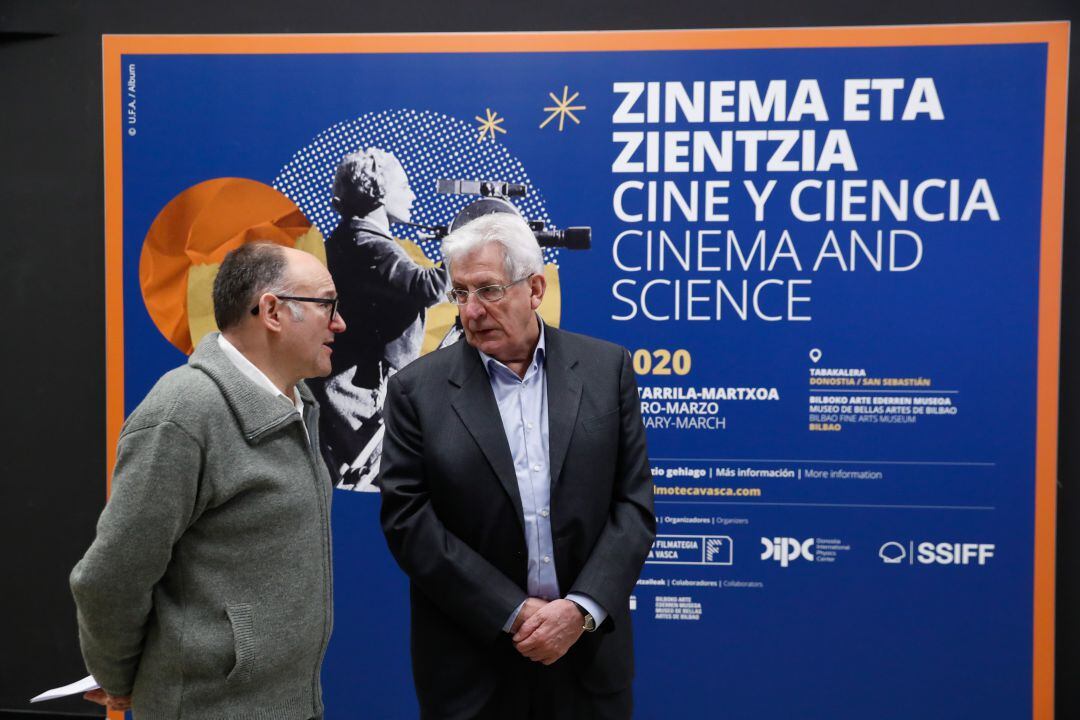 El director del Festival de Cine de San Sebastián, José Luis Rebordinos, conversa con el presidente del Donostia International Physics Center, Pedro Miguel Etxenike, durante la presentación de la tercera edición del ciclo &quot;Cine y ciencia&quot;.