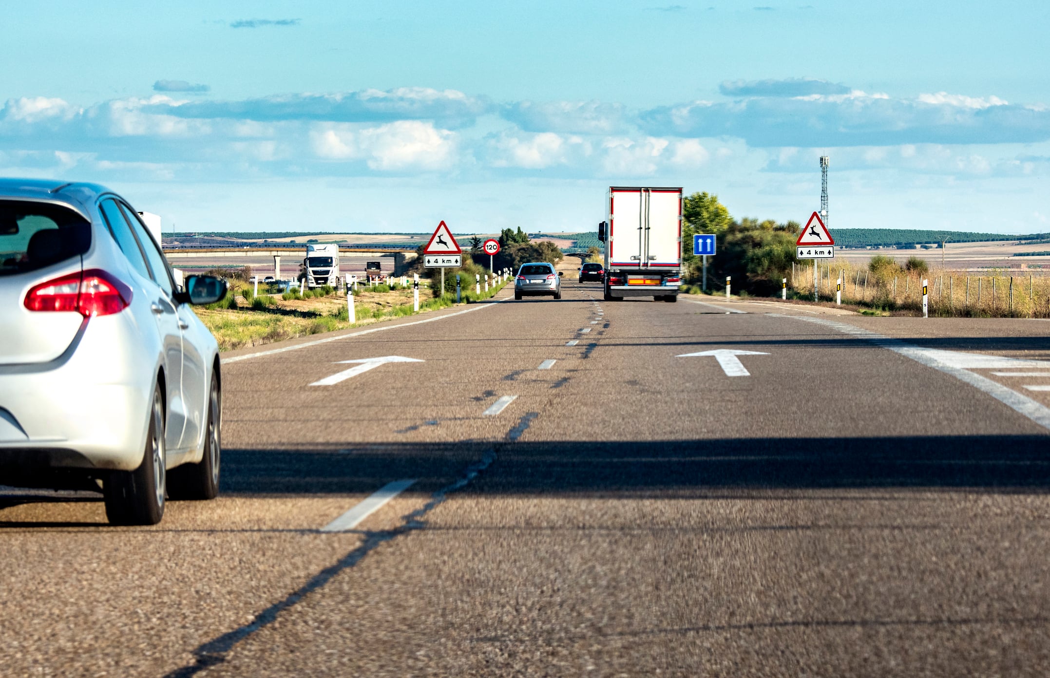 Varios coches en una carretera.