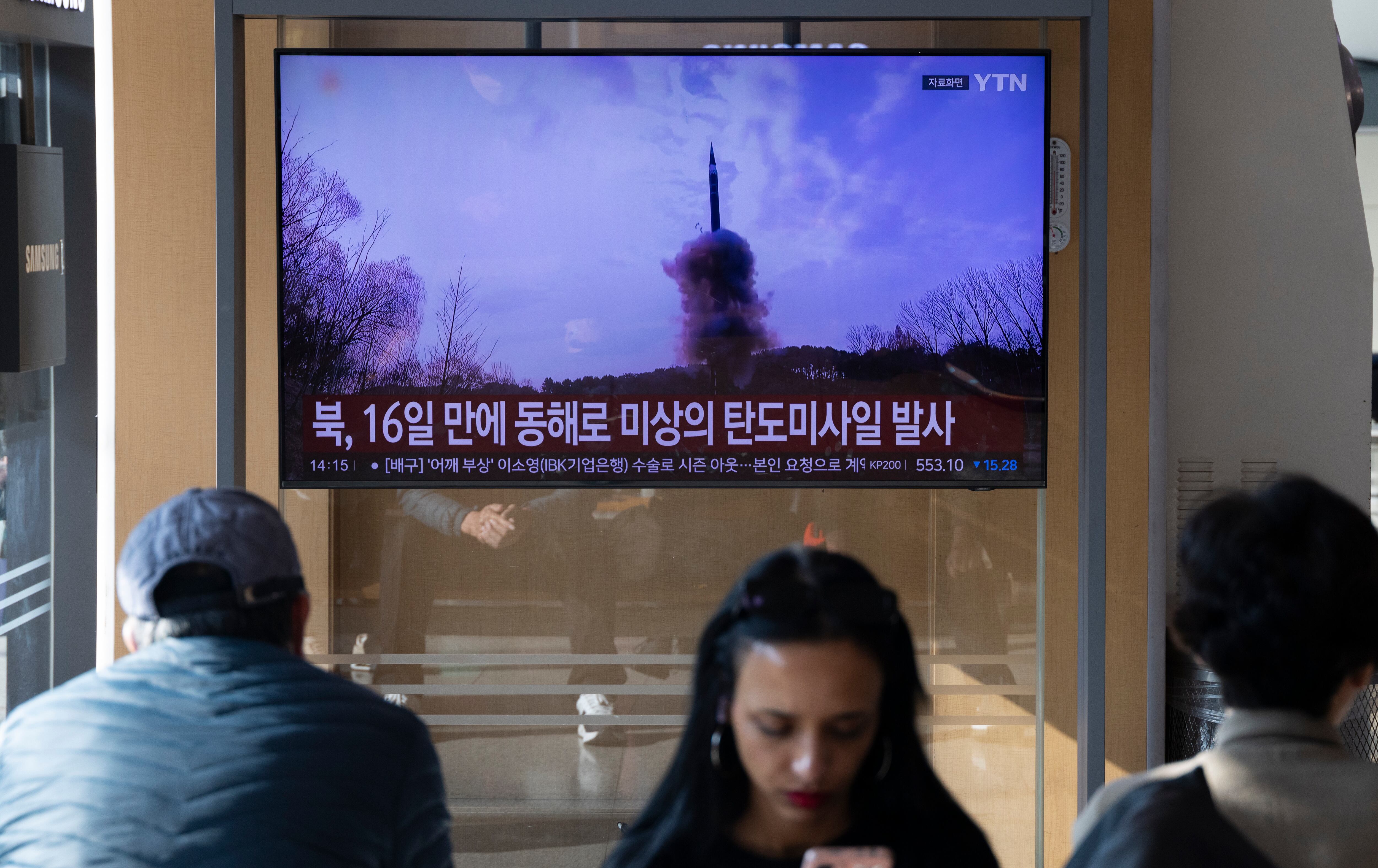 Corea del Norte lanza un misil balístico en medio de las tensiones con Washington.
