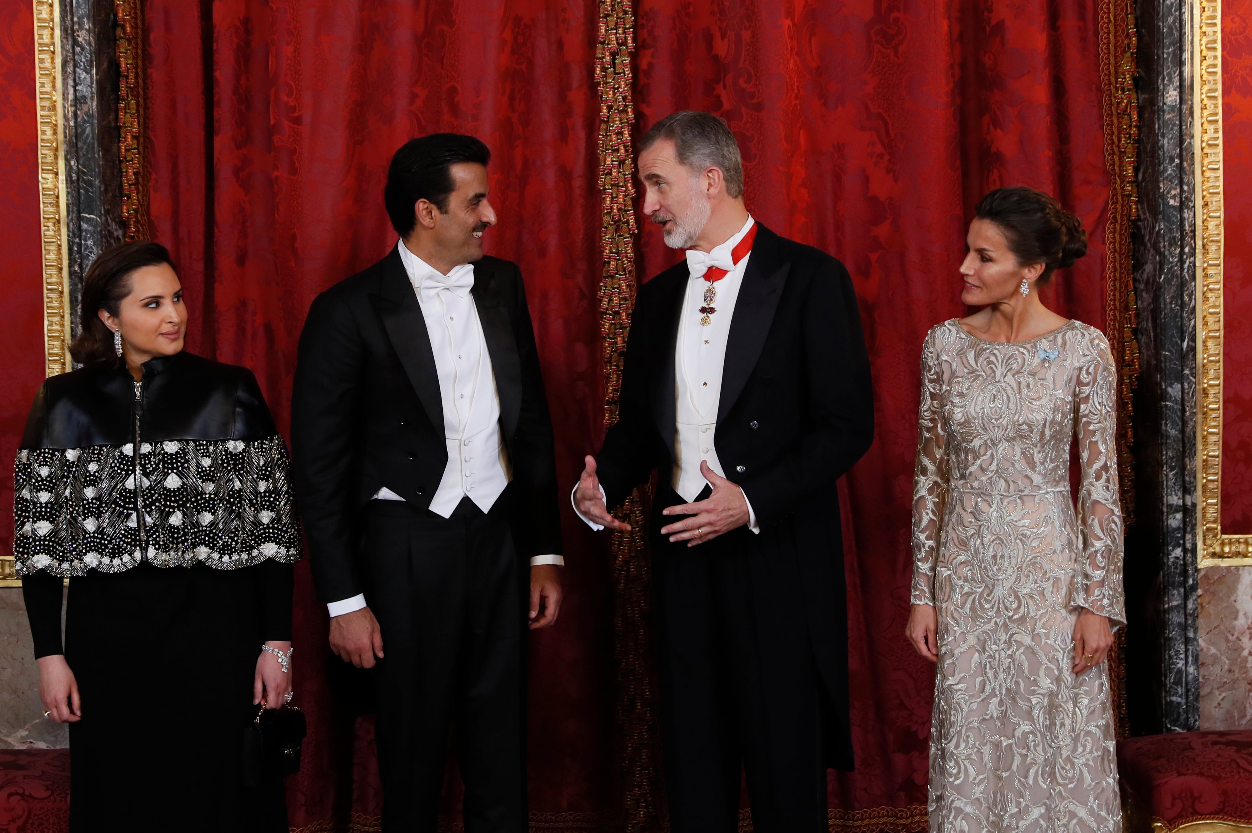 El rey Felipe VI conversa con el emir de Catar, Tamim bin Hamad Al Thani (2-i), junto a la reina Letizia (d) y la jequesa Jawaher Bint Hamad Bin Suhaim Al Thani (i).